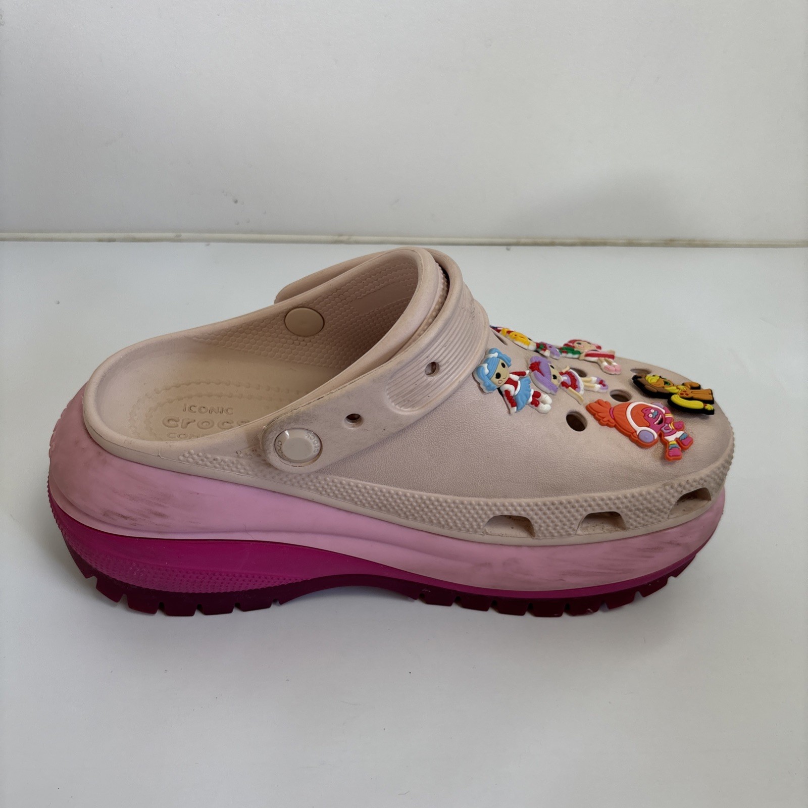 Crocs Mega Crush Clog Pink Ombré Unisex W 7 M5 W/Charms Festival Anime Going Out