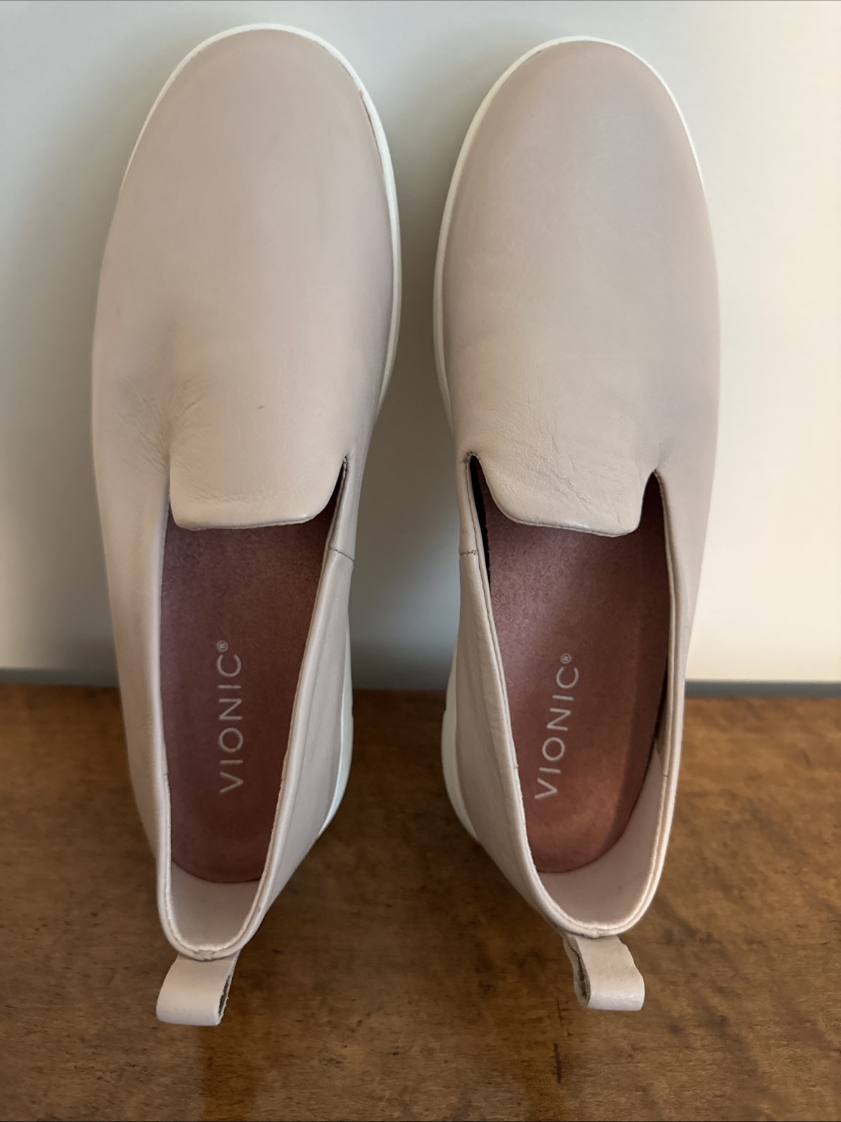 NEW. VIONIC FLEX 360 Leather Slip Ons – Uptown Willa In Size 8M. Camel Color