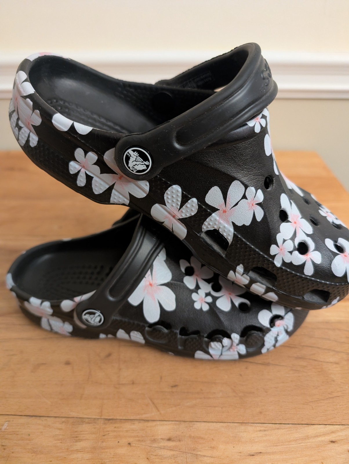 Crocs BAYA Black Flowered Touch Of Pink White Flowers Darling Size M-4 , W-6