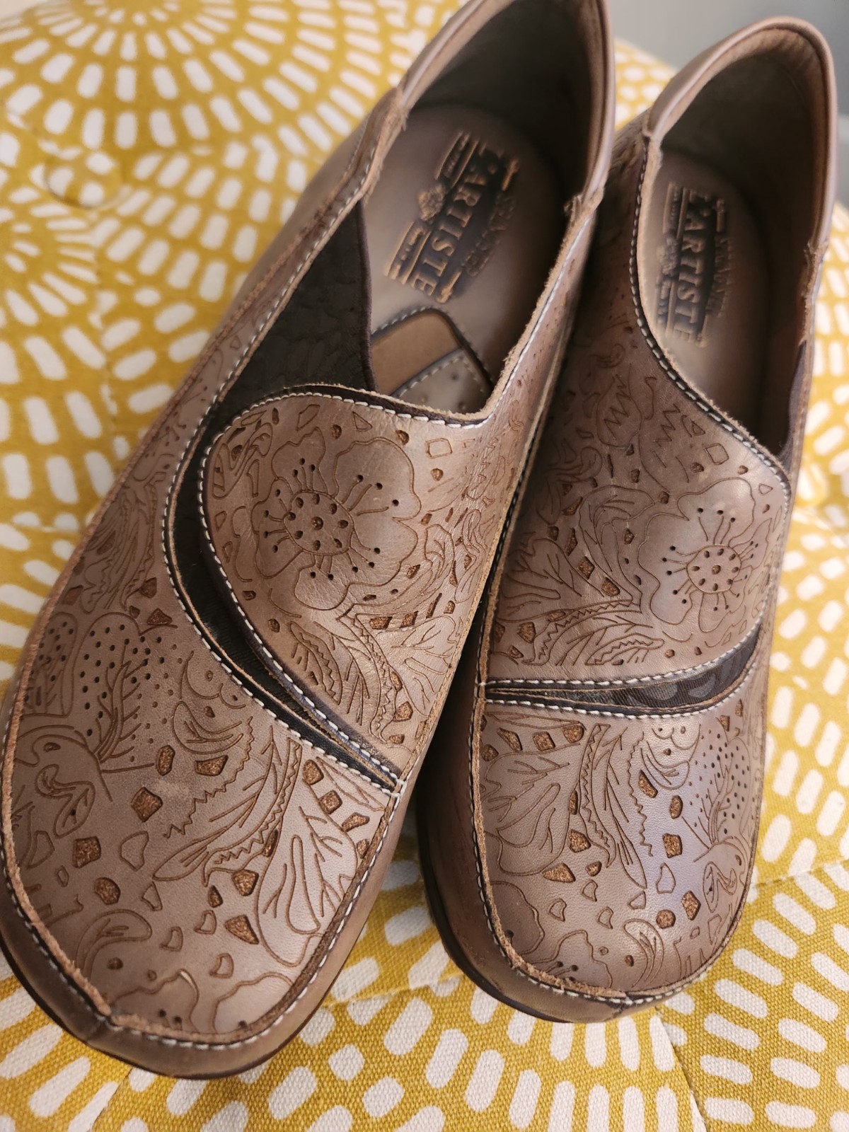 L’artiste Leather Clogs Etched Floral Pattern. US Size 7