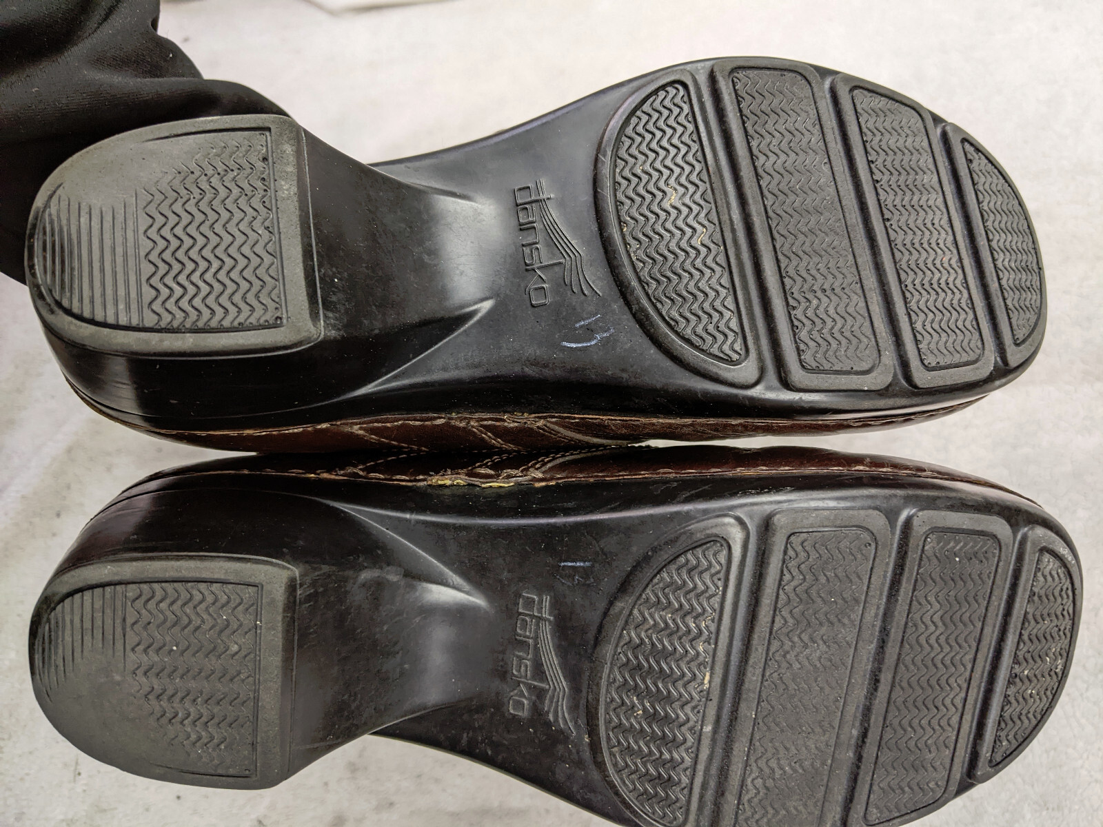 Dansko Solstice Brown Leather Womens 6 37 Split Toe Button Strap Clogs