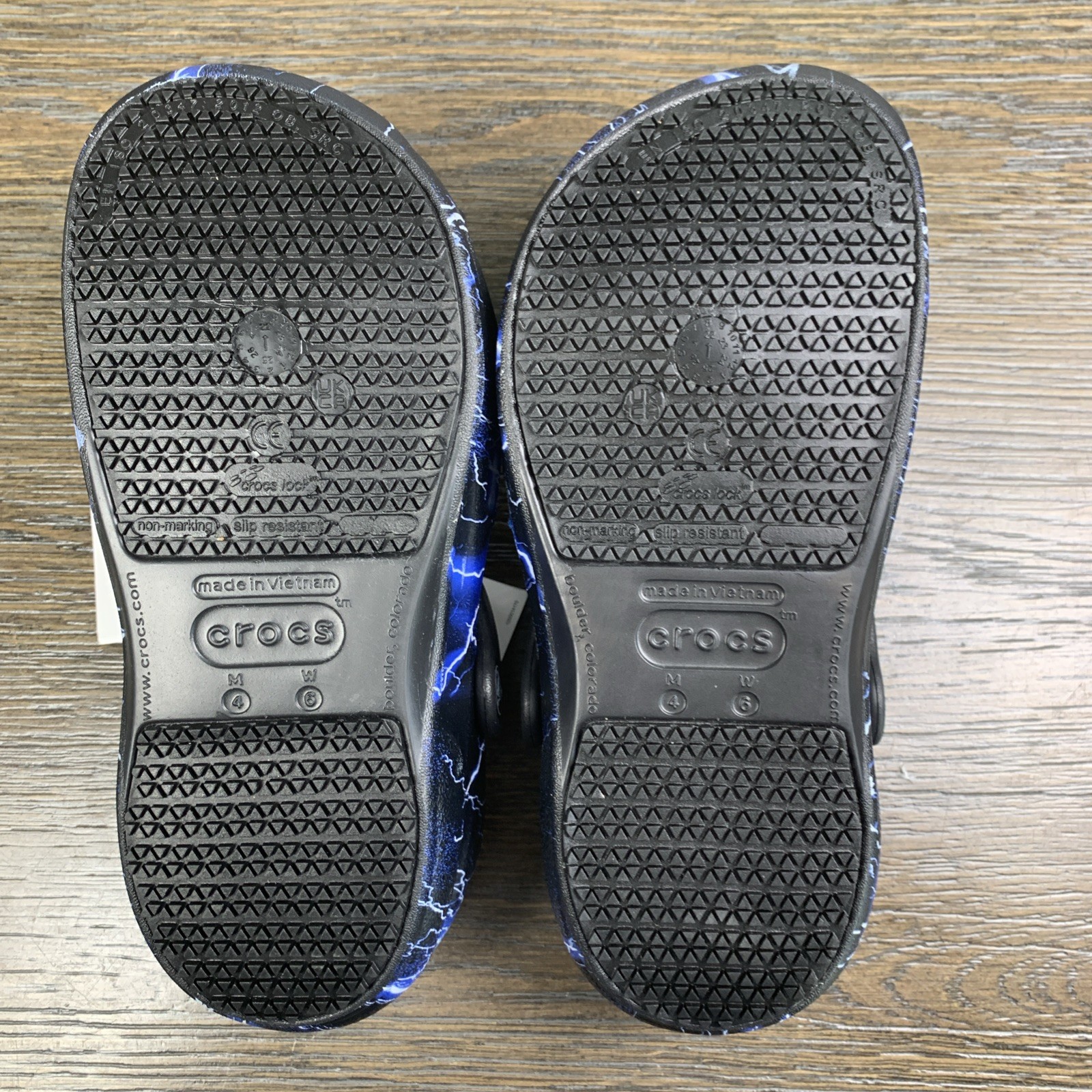 Crocs Bistro Graphic Black Lightning Bolt Graphic Slip Resistant Clogs Sz M4 W6