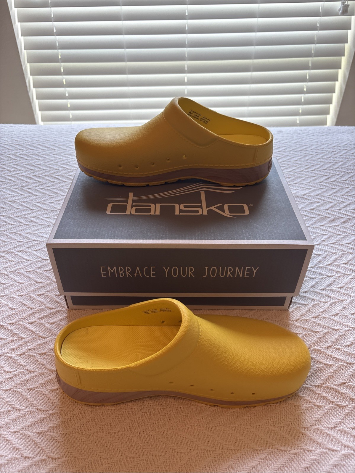 Dansko Kane Molded Yellow Clogs Size EU 41 Women’s US Size 10.5-11 Men’s 7.5-8