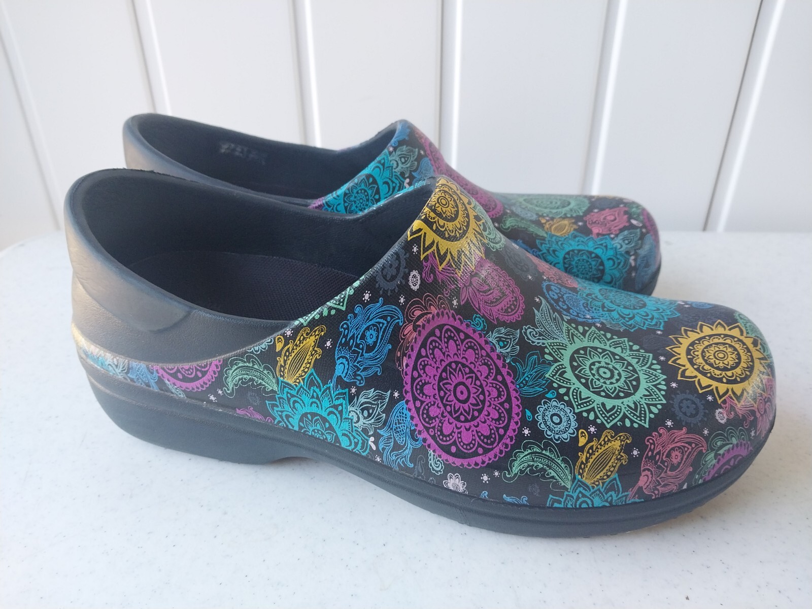 Crocs Classic EUC GRAPHIC Print Dual Comfort Multi color Black Clog Women Size 9