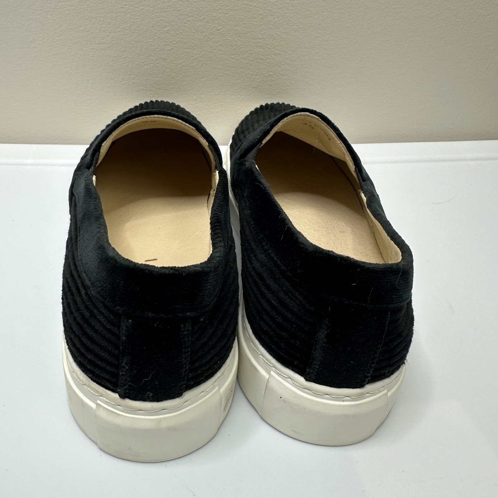M Gemi Sneaker Shoe Women’s Size 39 Black Corduroy Slip on Loafer Casual Walking