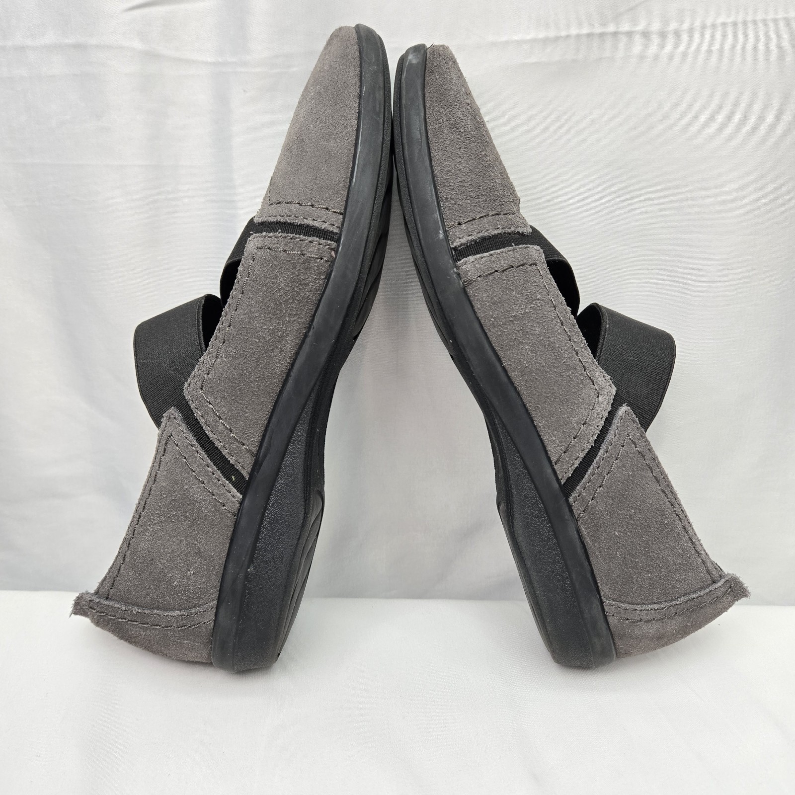 Clark’s Collection Soft Cushion Grey Suede W/Elastic Straps Comfort SZ 8 READ
