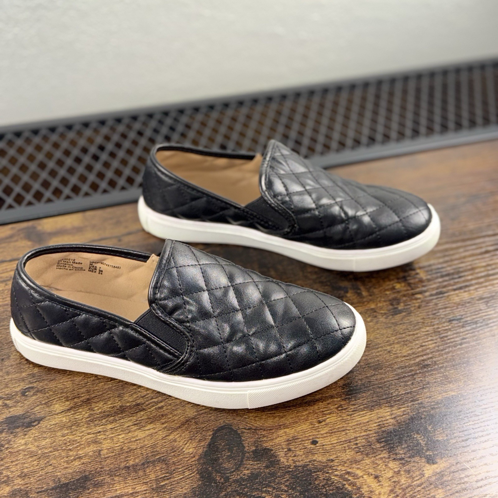 Mountain Sole Womens Quilted Slip On Sneakers Black Casual Comfort Shoes Size 7