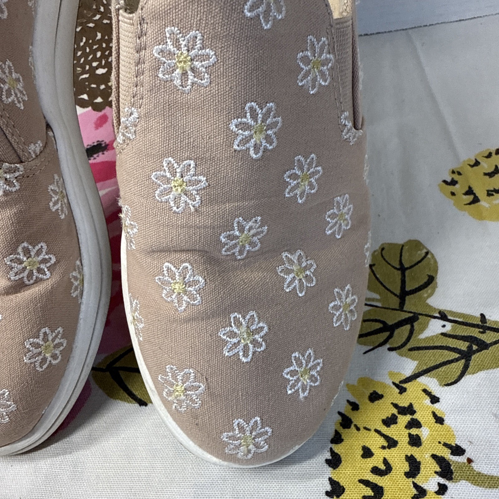 Clarks Cloudsteppers Taupe, embroidered Daisies, terry lined Breezeshore sz 7.5