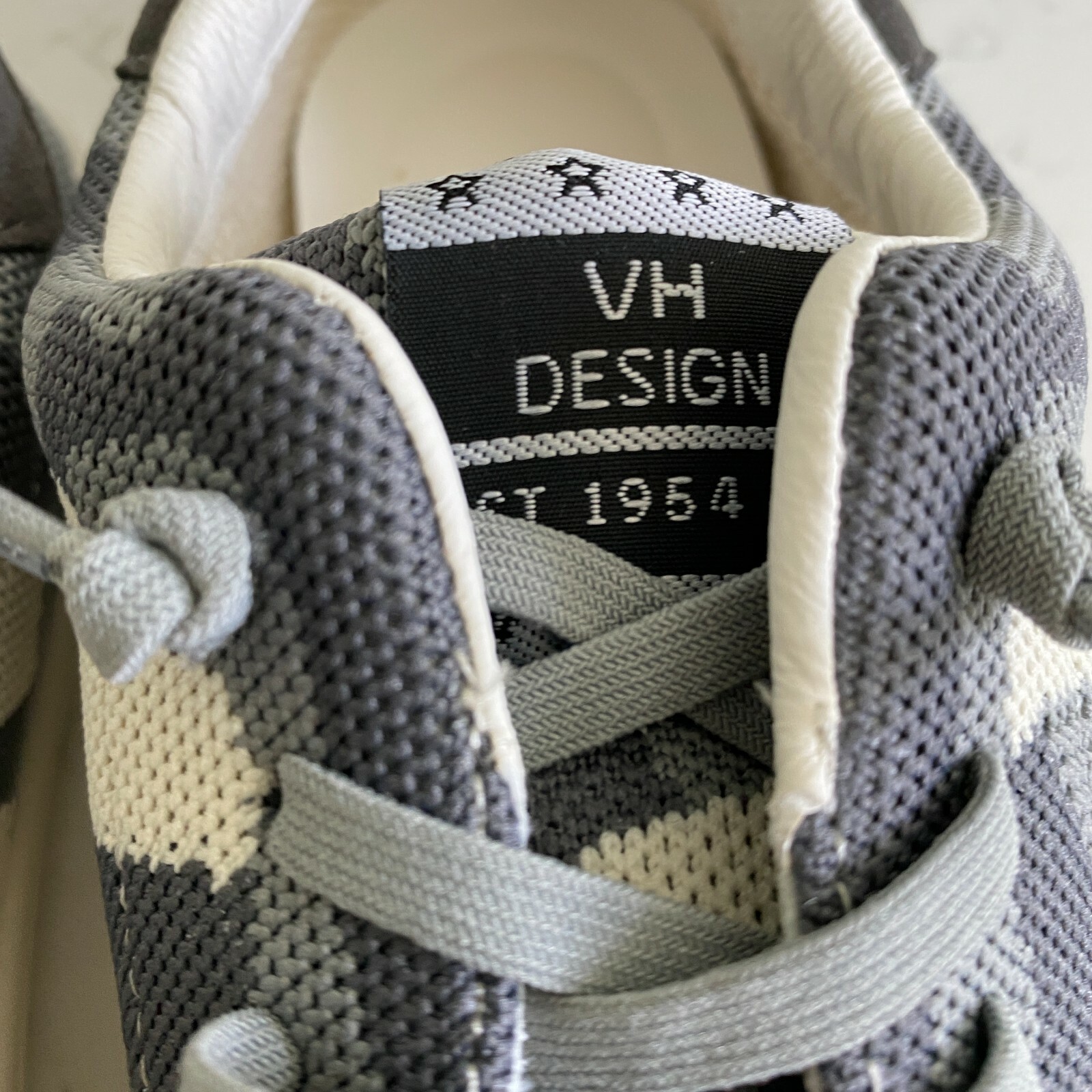 Vintage Havana Fly Pattern Unique Low Top Sneakers Size 8 Fall