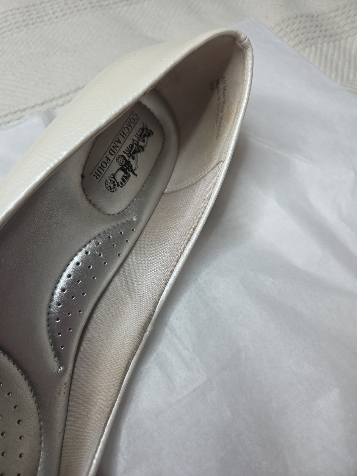 Coach Pearl White Patent Kitten Heel Pumps Women’s 8.5 Pointed Toe EUC