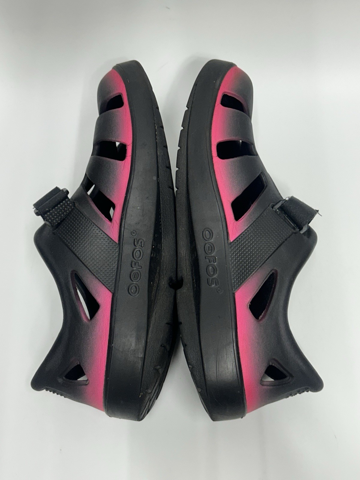 Oofos OOcandoo Slip-on Recovery Sandal Shoe Black/Pink Ombré W6/EU37