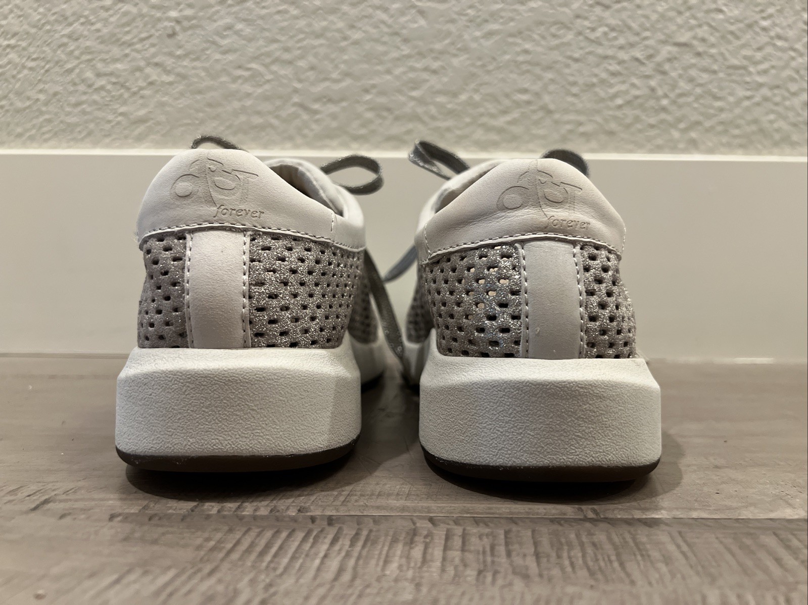 NEW OTBT Leather Casual Travel Sneaker Tennis Shoe Dove Gray Silver Athleisure