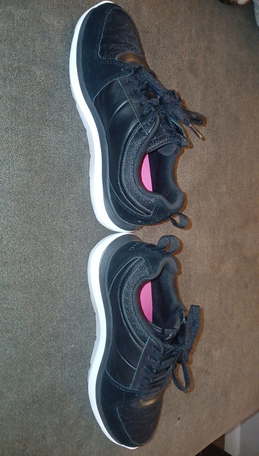 vionic women sneakers (Basically brand new very little wear.)