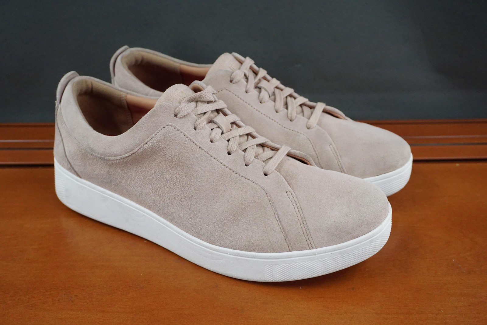 FitFlop Rally Shoe Womens Size 7.5 Beige Suede Low Top Lace Up Comfort Sneakers
