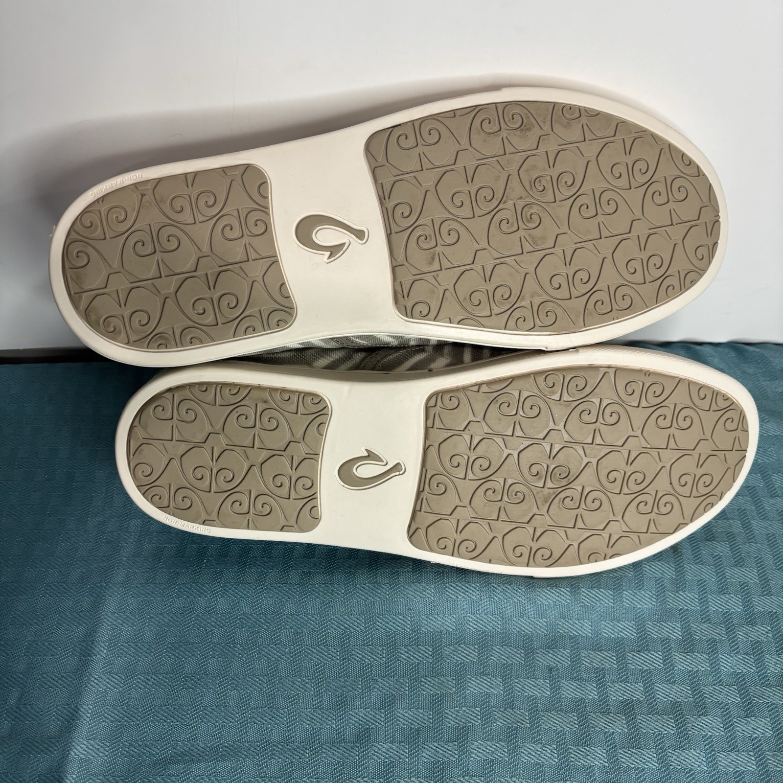 OluKai Pehuea Pai Womens Size 7.5 Shoes Gray/Off White Canvas Slip On Sneakers