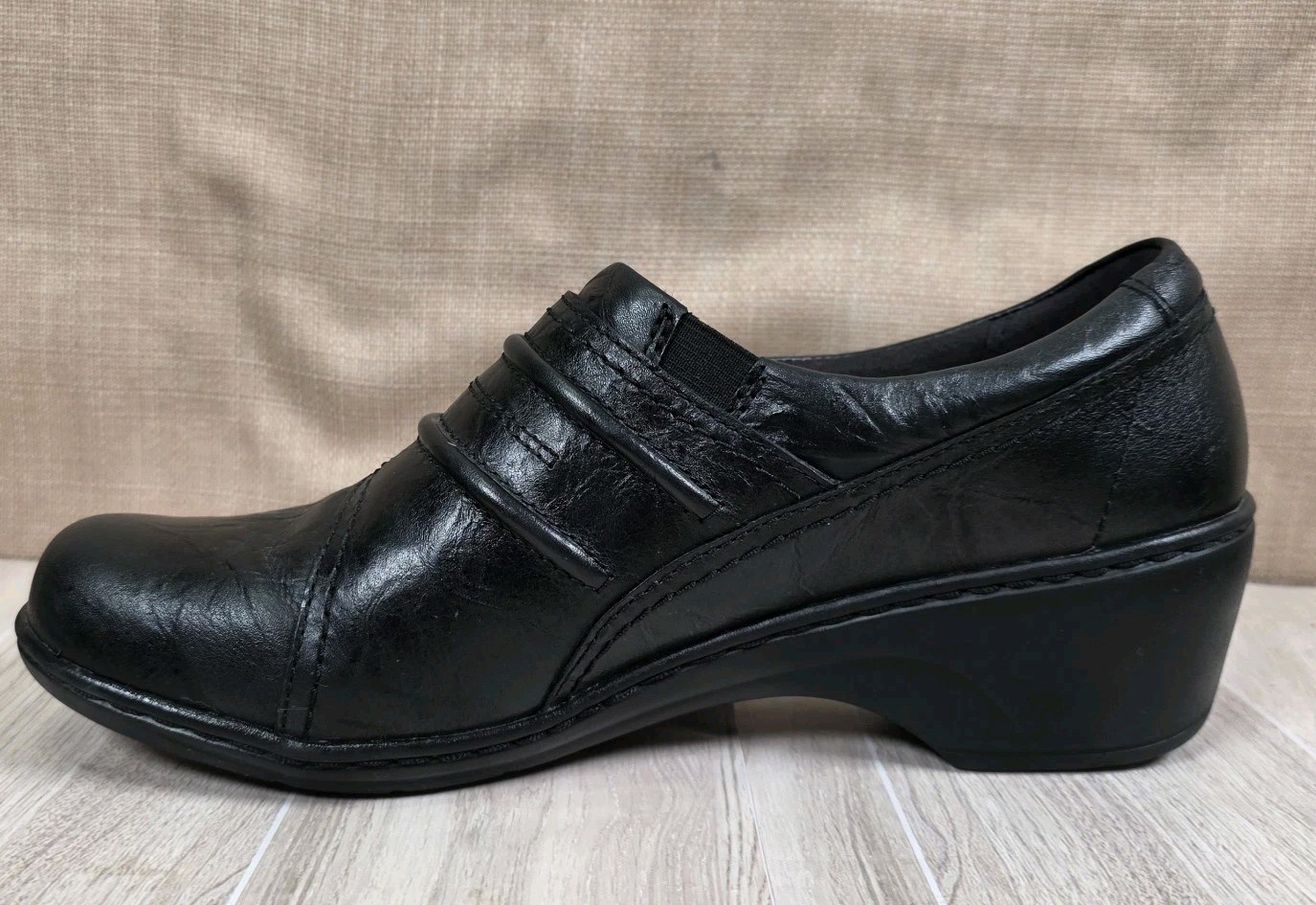 Clarks Collection Black Leather Wedge Loafers Button Accent Slip On Shoes Size 9
