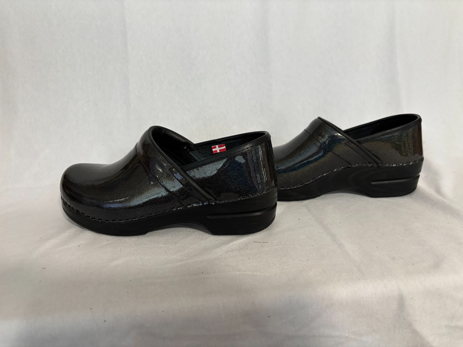 New in box Sanita The Original Danish clogs metalic charcoal size 6