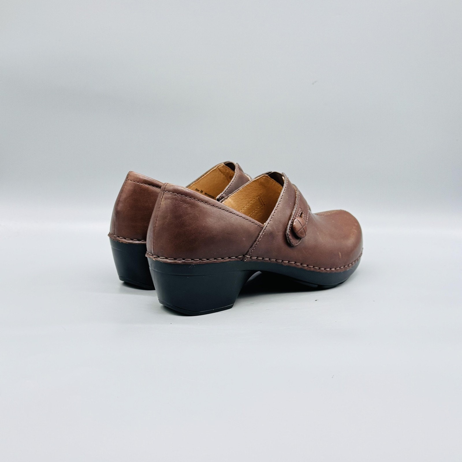 Dansko Shoes Womens 7.5 Brown Leather Clogs Slip On Button Comfort Casual NEW