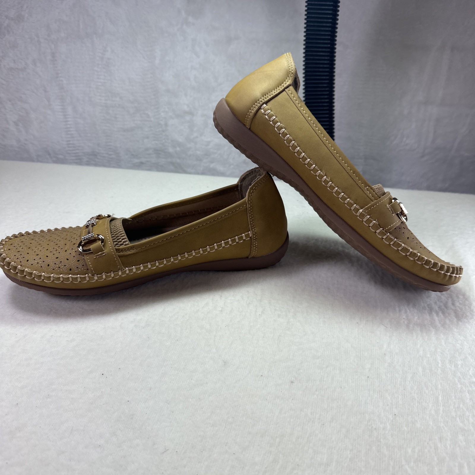 Moccasin Ambu Comfort Womens Size 7 Shoes Flat Slip On Loafers Beige Tan Nwob