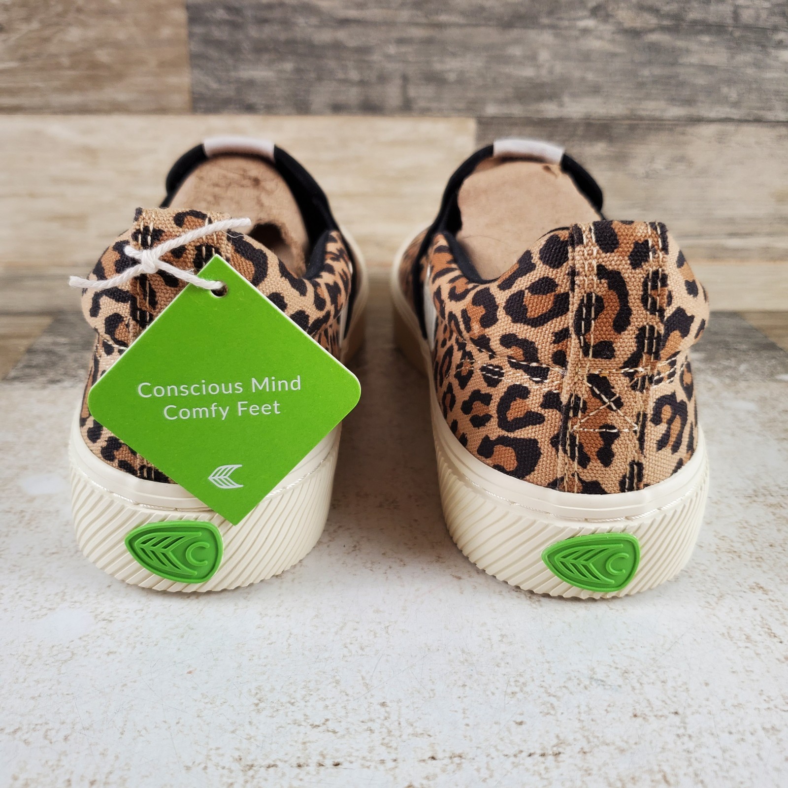 Cariuma Dhoes Womens 8 Athletic Slip-On Leopard Canvas Sneaker