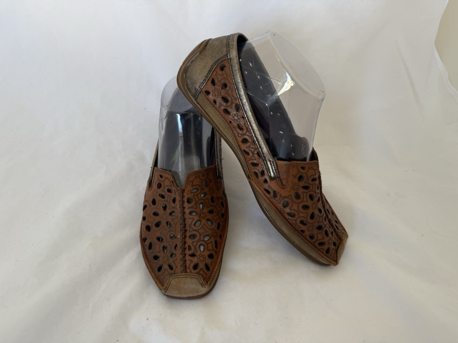 Taos Expose Driving Loafers Size 7 Slip-On Saddle Brown Leather Laser Cut Flats