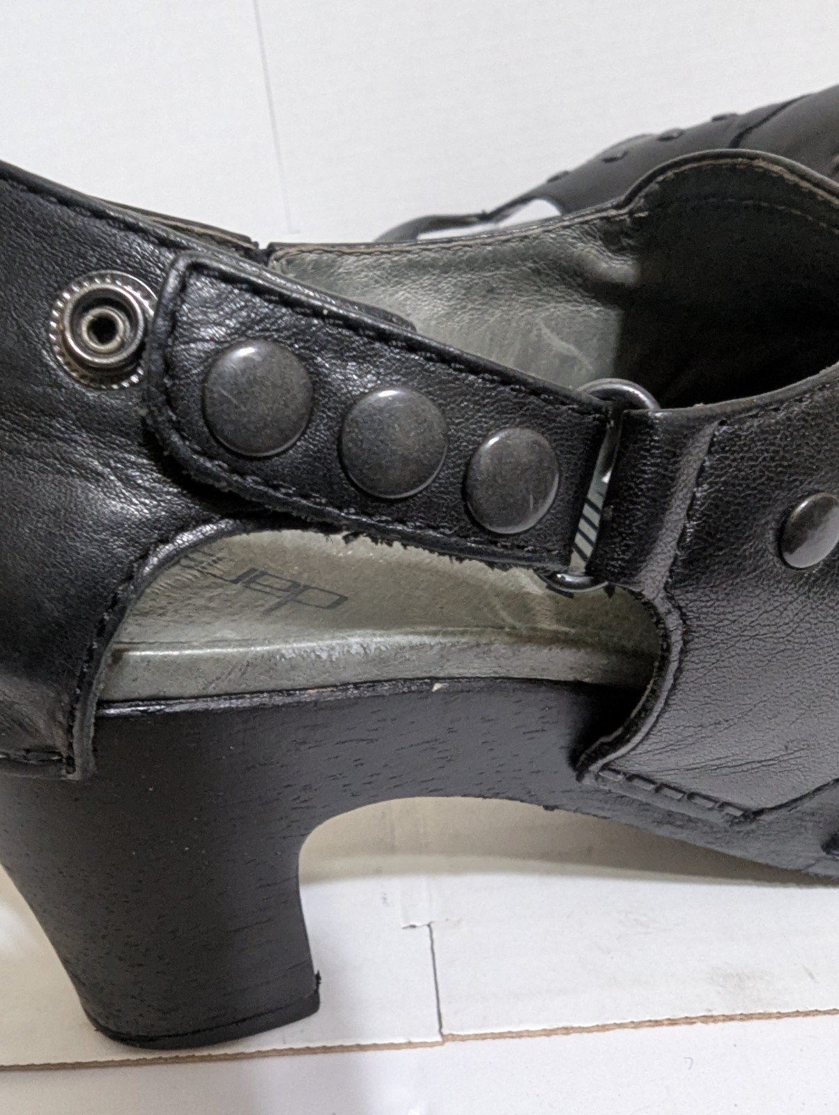 Dansko Women’s Size EU 38 (US 7.5 – 8) Studded Heel Button Black Clogs