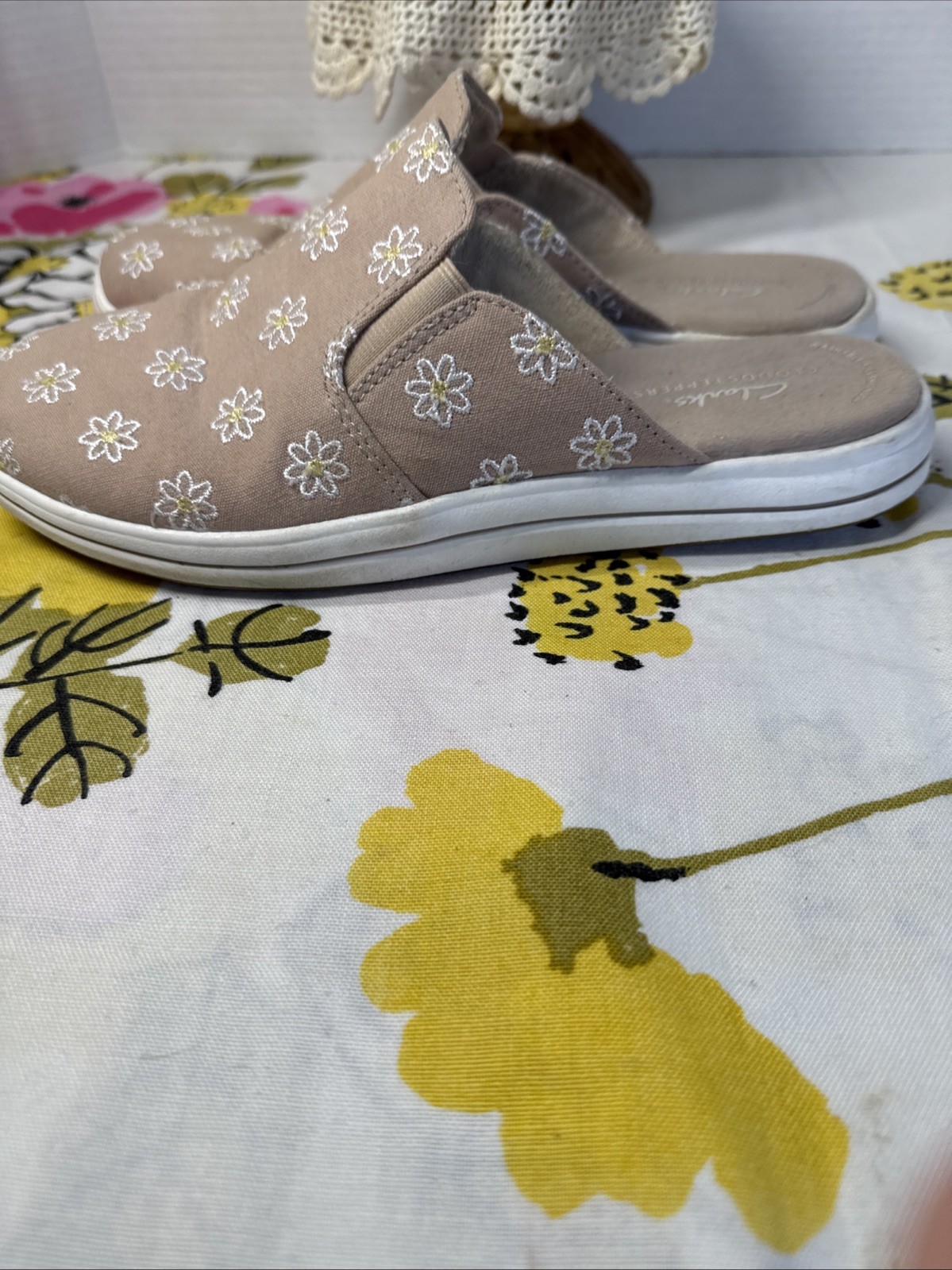 Clarks Cloudsteppers Taupe, embroidered Daisies, terry lined Breezeshore sz 7.5