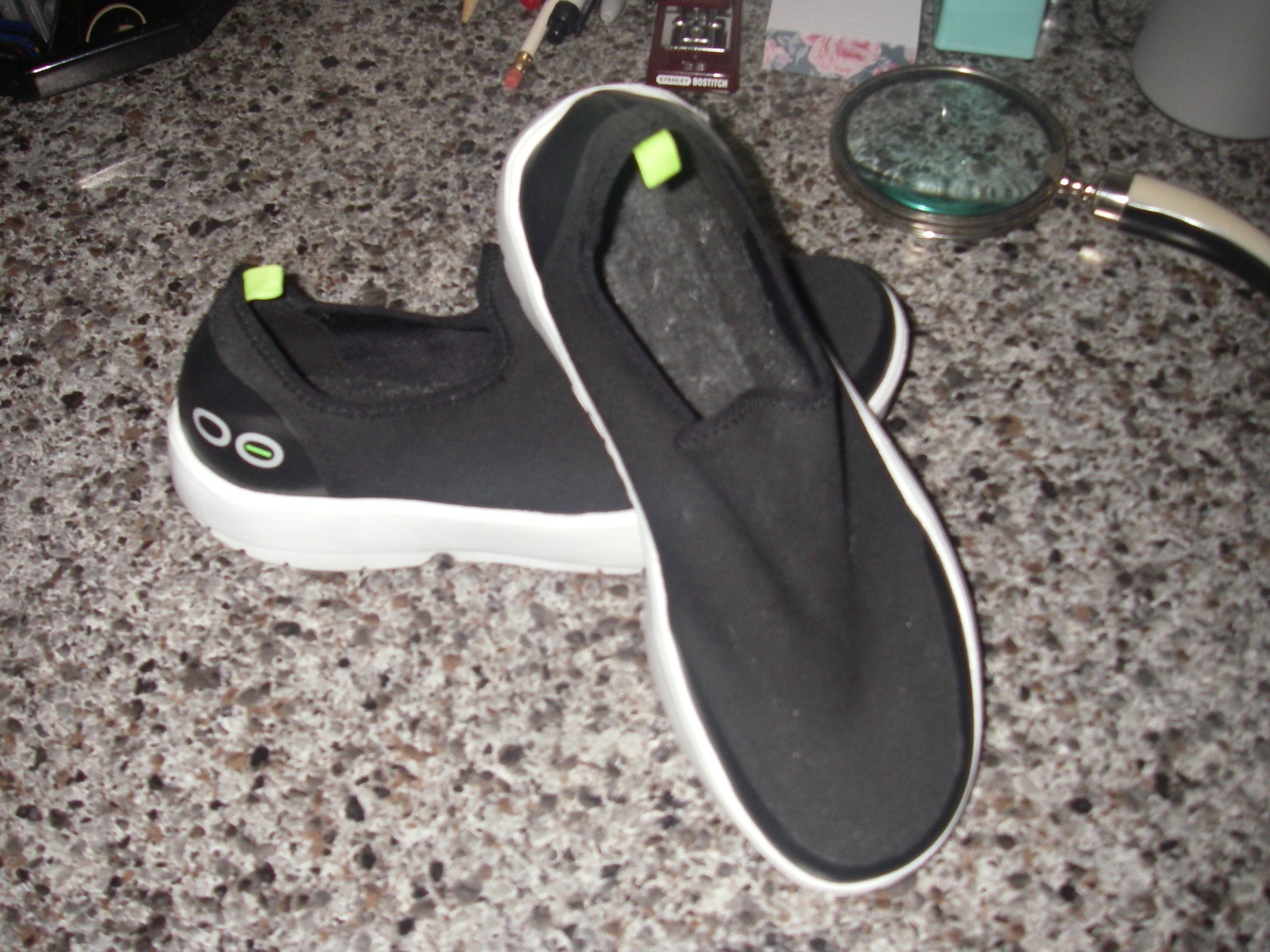 OOFOS LOGO BLACK/WHITE CLOSED TOE CLOTH FLAT SZ 9 EURO 40 EUC