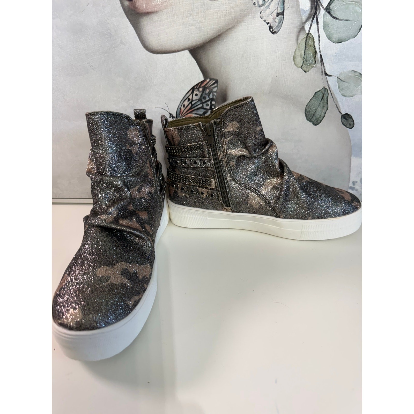 NOT RATED MULY SNEAKER IN CAMO Size 8