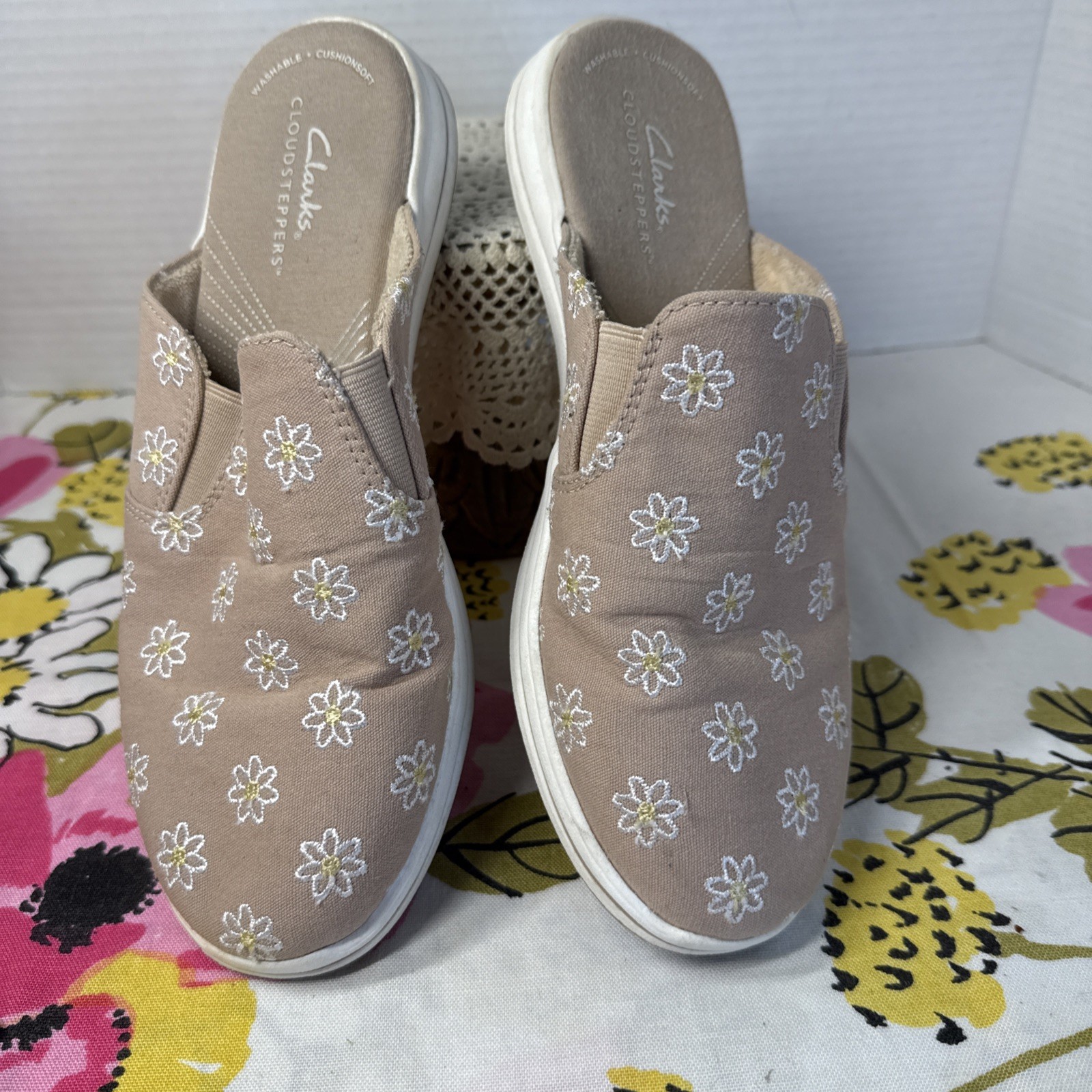 Clarks Cloudsteppers Taupe, embroidered Daisies, terry lined Breezeshore sz 7.5