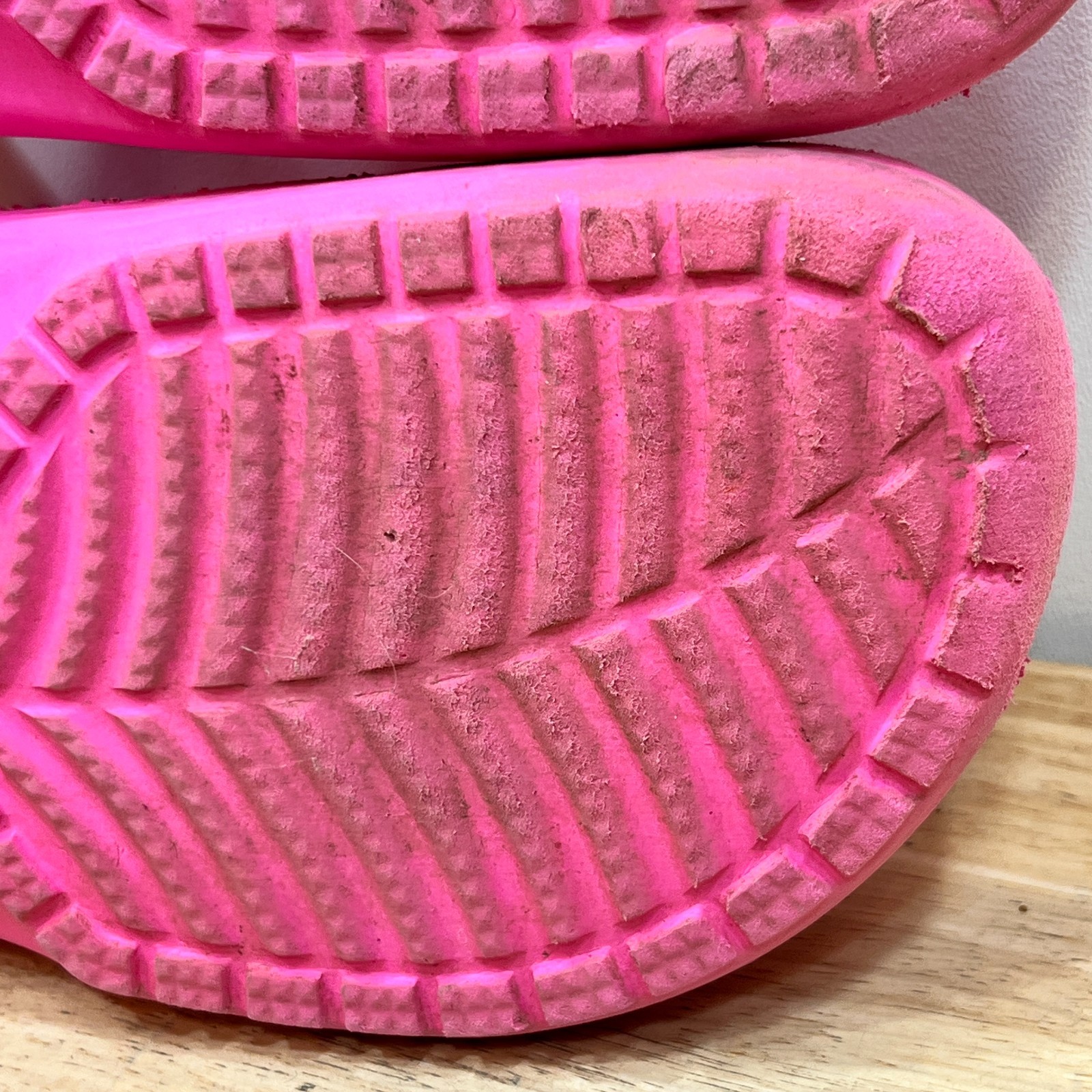 Crocs Baya Clog Neon Pink Sandals Shoes Womens 9 Mens 7 Comfort Slip On