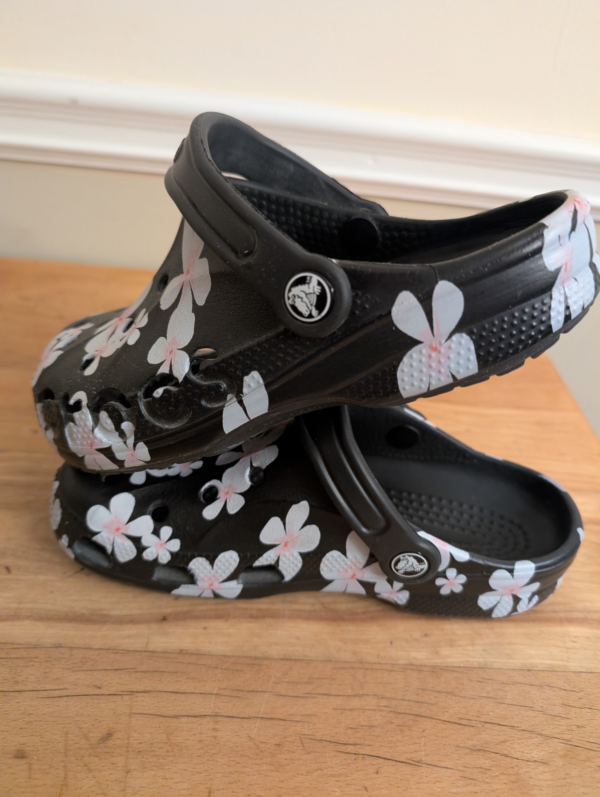 Crocs BAYA Black Flowered Touch Of Pink White Flowers Darling Size M-4 , W-6