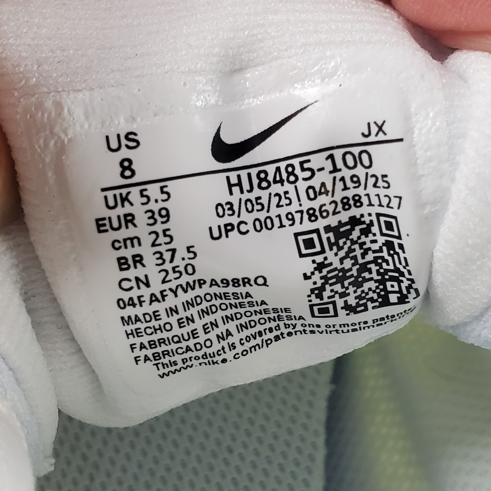 Nike Revolution 8 Womens Shoes Sz 8 White Metallic Silver Barely Volt Sneakers