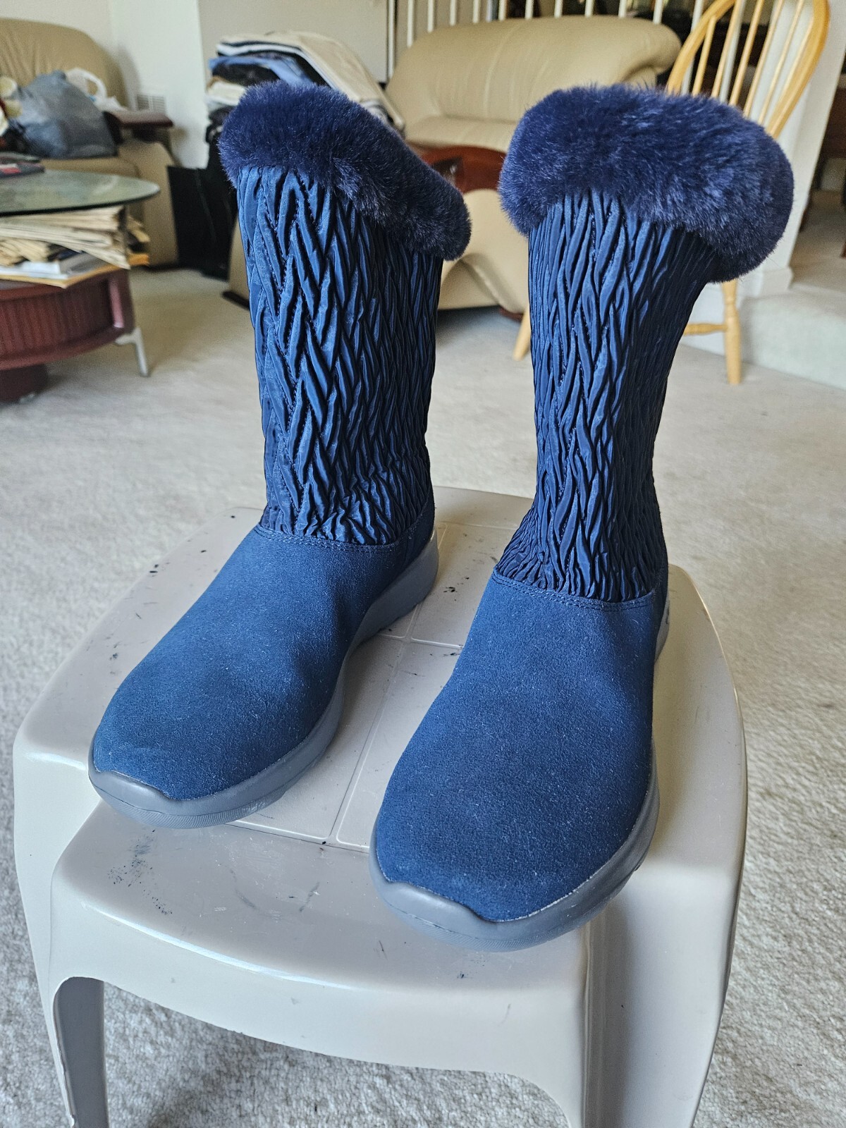 SKECHERS GEN WOMENS SLIP IN US 9 SUEDE AND TEXTILE UPPER SHOES. FAUX FUR LINING