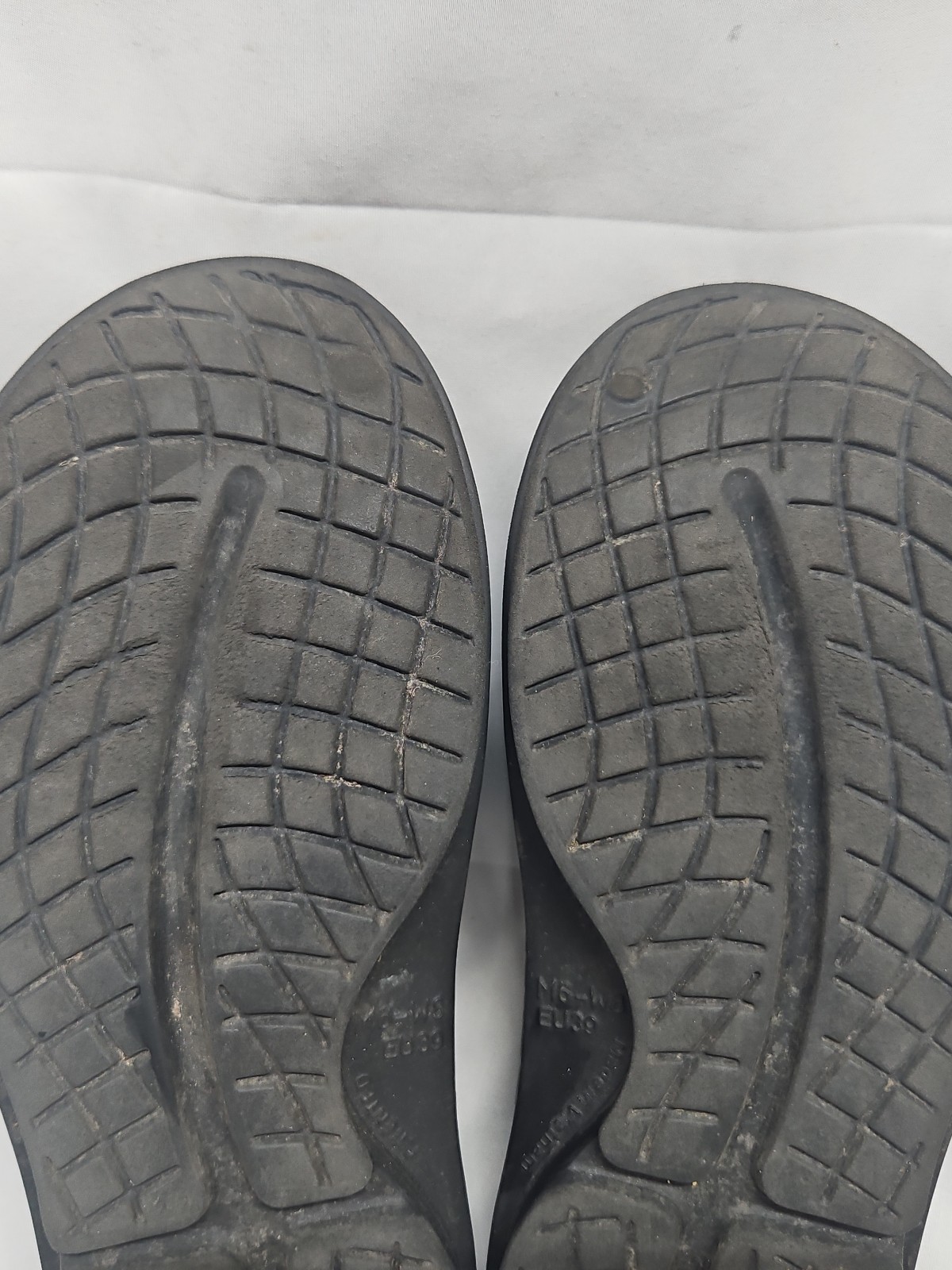 OOFOS Clogs black and gray reptile pattern Animal Print Women’s size 8 GUC
