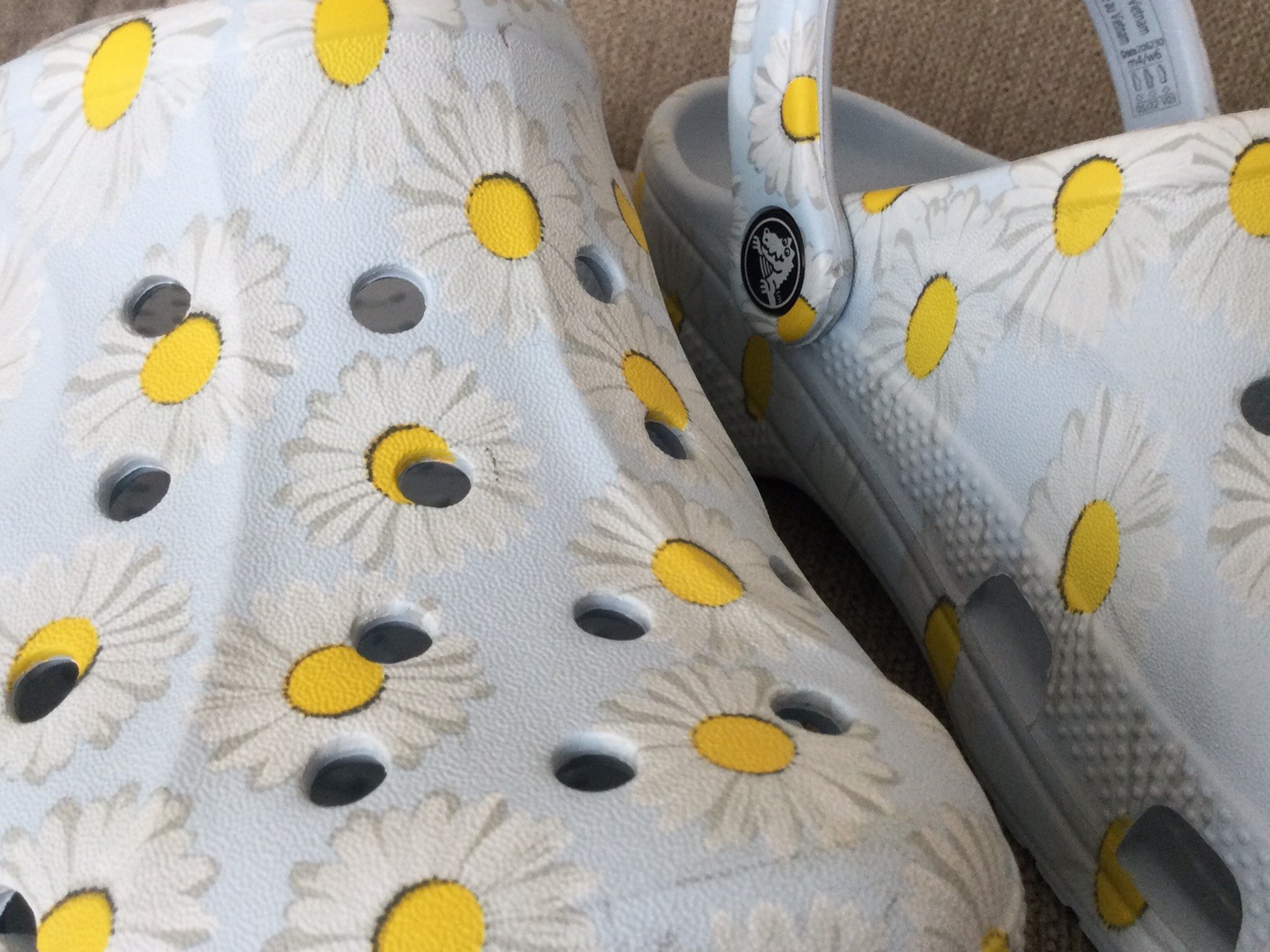 CROCS Daisies Classic Clogs Sandals #206230 Slip-On Shoes W6/M4