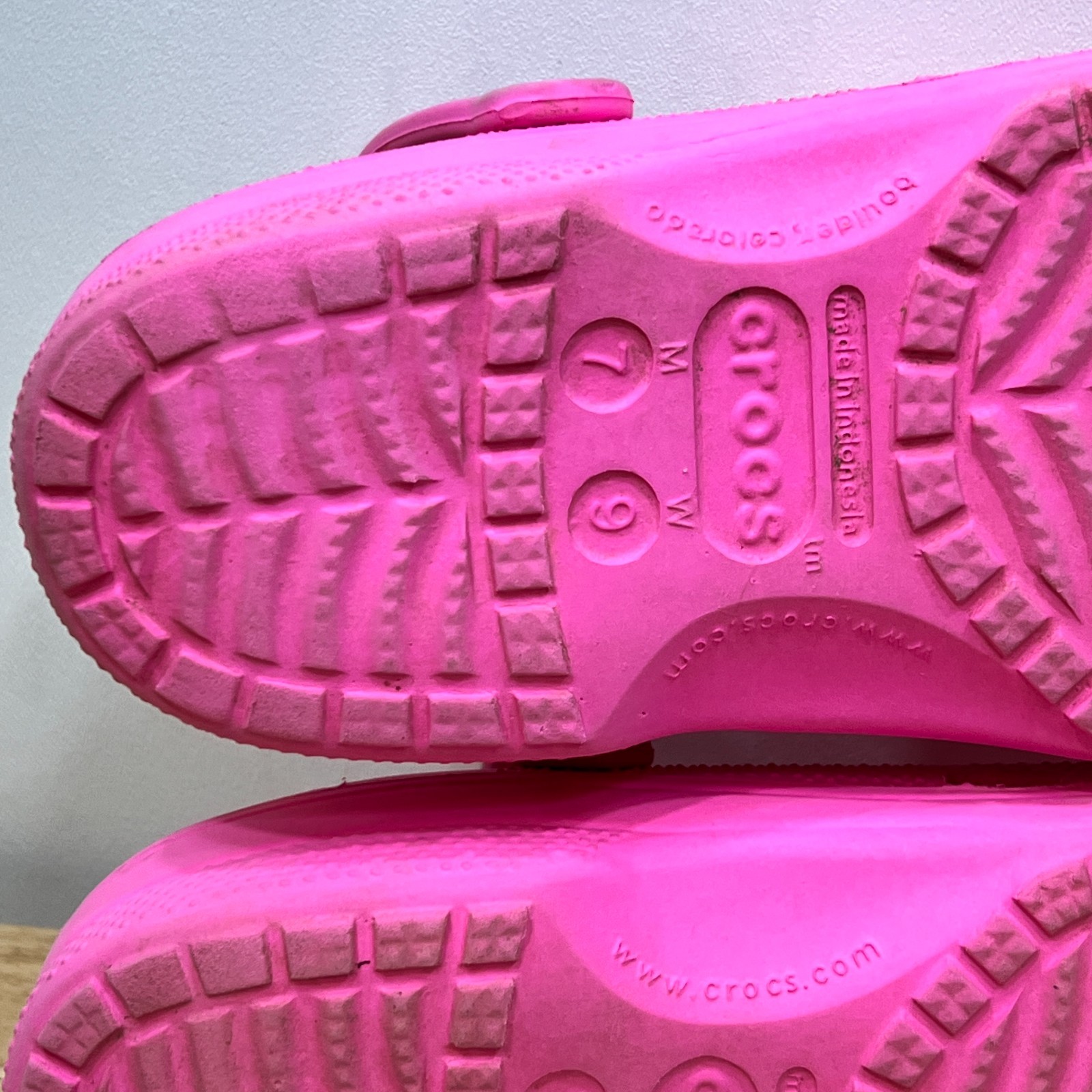 Crocs Baya Clog Neon Pink Sandals Shoes Womens 9 Mens 7 Comfort Slip On