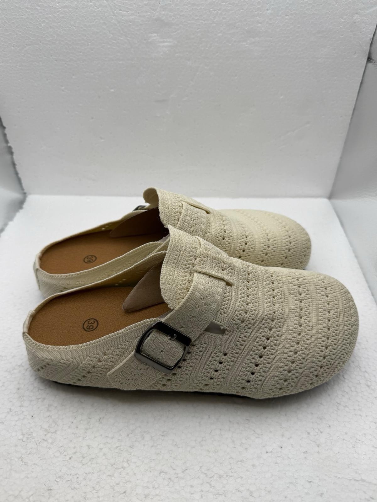 Women’s Cushion air Dumbo Slip On Clogs In A Soft Ivory Knit Upper Size 7
