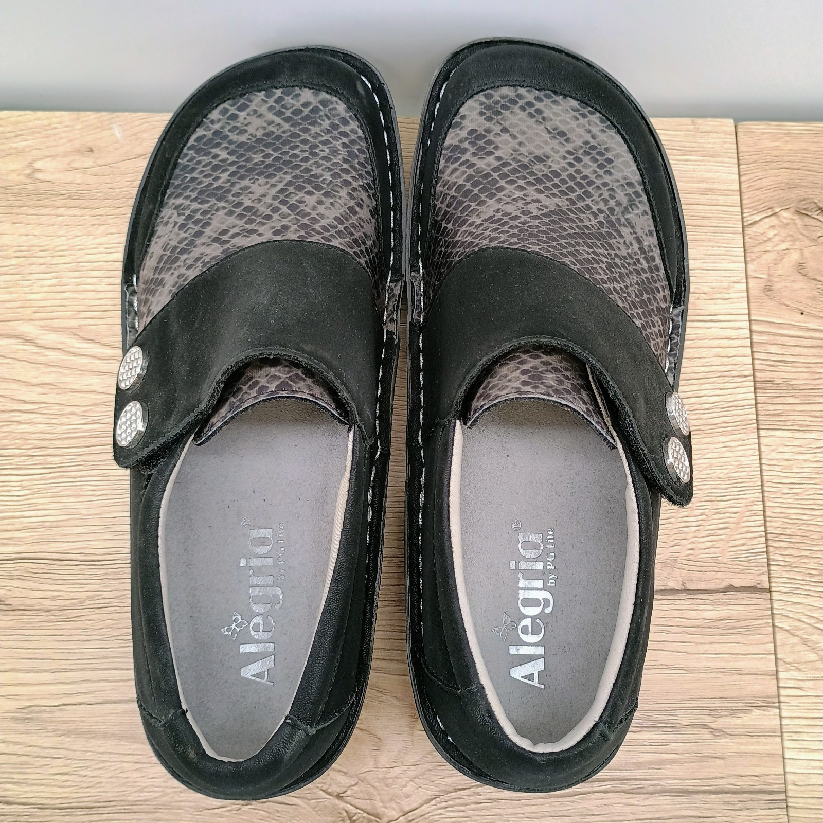 Alegria Sandy Womens 8 EU 38 Black Snake Print Leather Comfort Slip On Clog Shoe