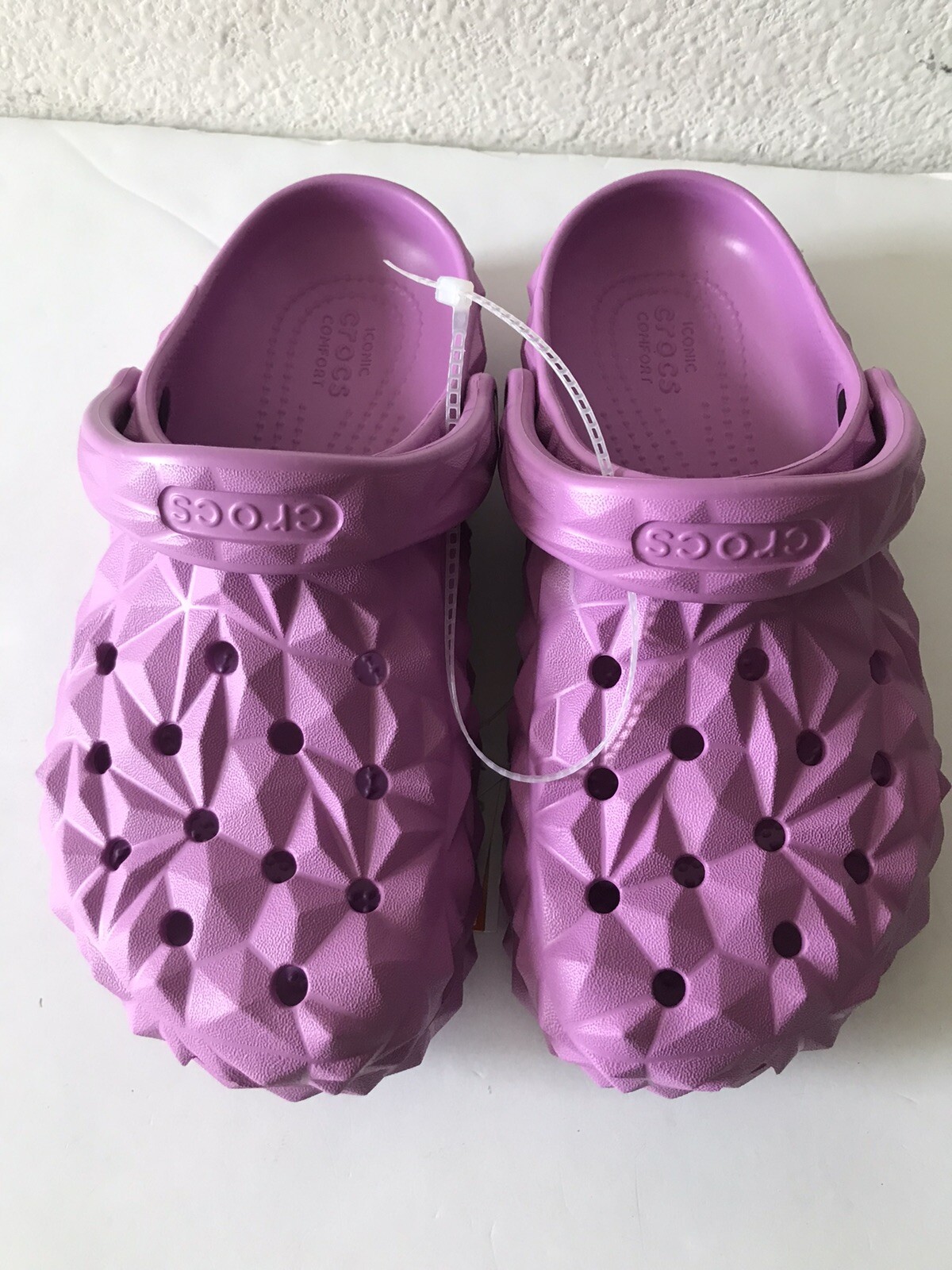WOMEN’S CROCS MAUVE CLASSIC GEOMETRIC CLOG SIZE 7 BRAND NEW WITH TAGS