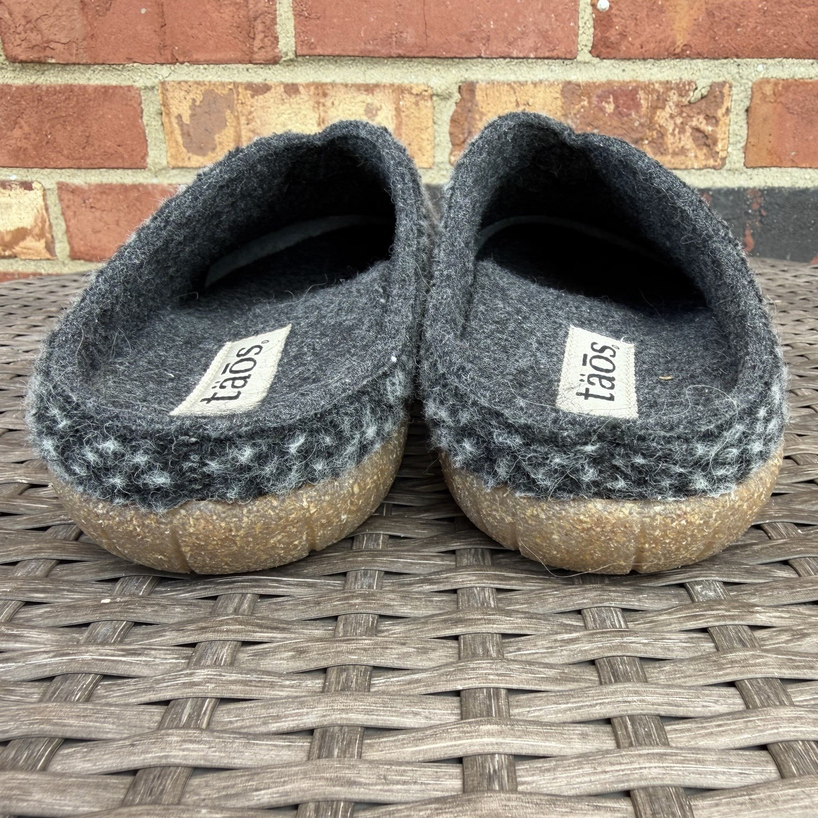 New Taos “My Sweet Wool” Charcoal Plush Clogs Unisex Sz 39 US 8.5W/6.5M NWOB!