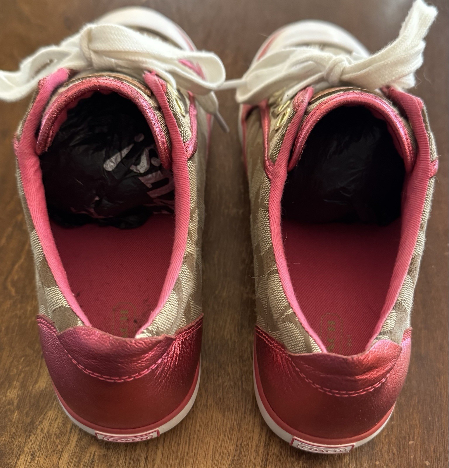 COACH Signature-C BARRETT Low Top SNEAKERS in Tan w/ Hot Pink Metal – WOMEN’S 9