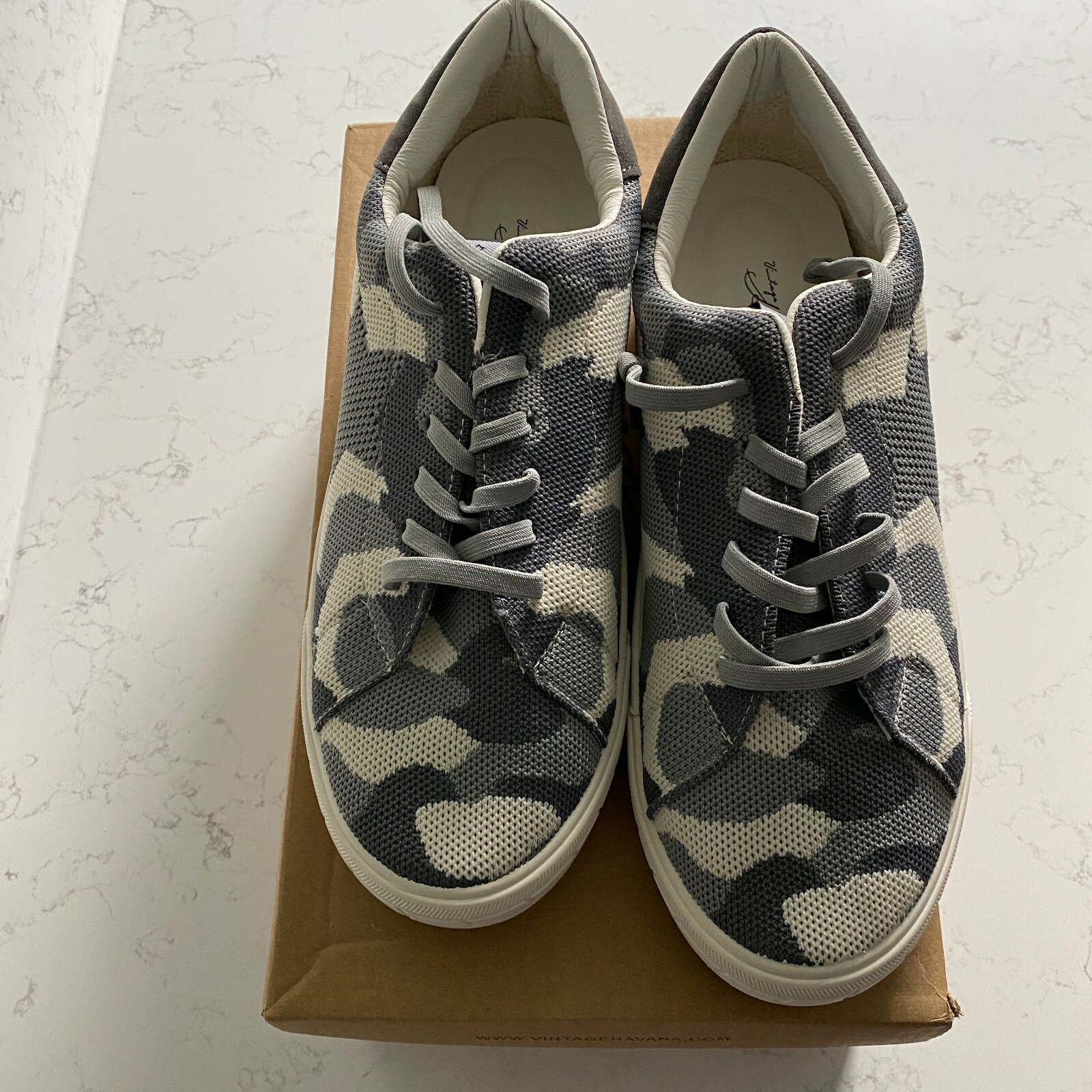 Vintage Havana Fly Pattern Unique Low Top Sneakers Size 8 Fall