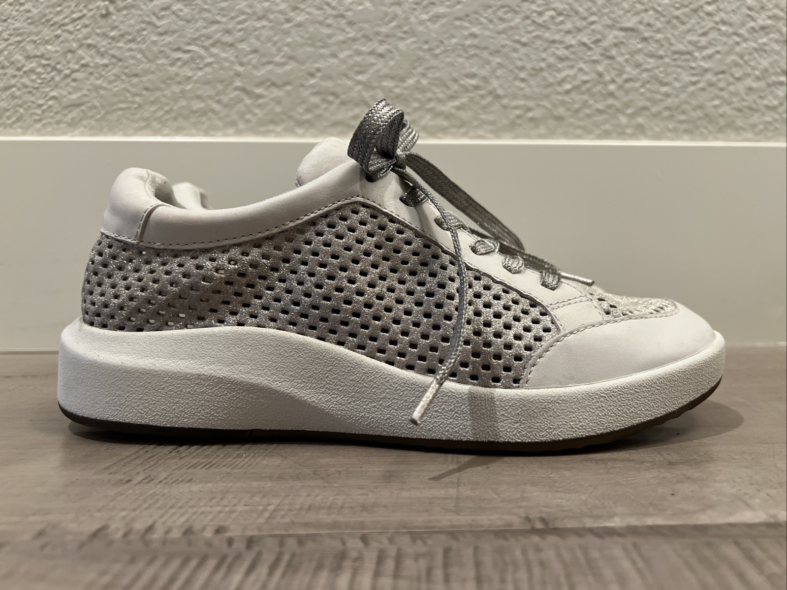 NEW OTBT Leather Casual Travel Sneaker Tennis Shoe Dove Gray Silver Athleisure