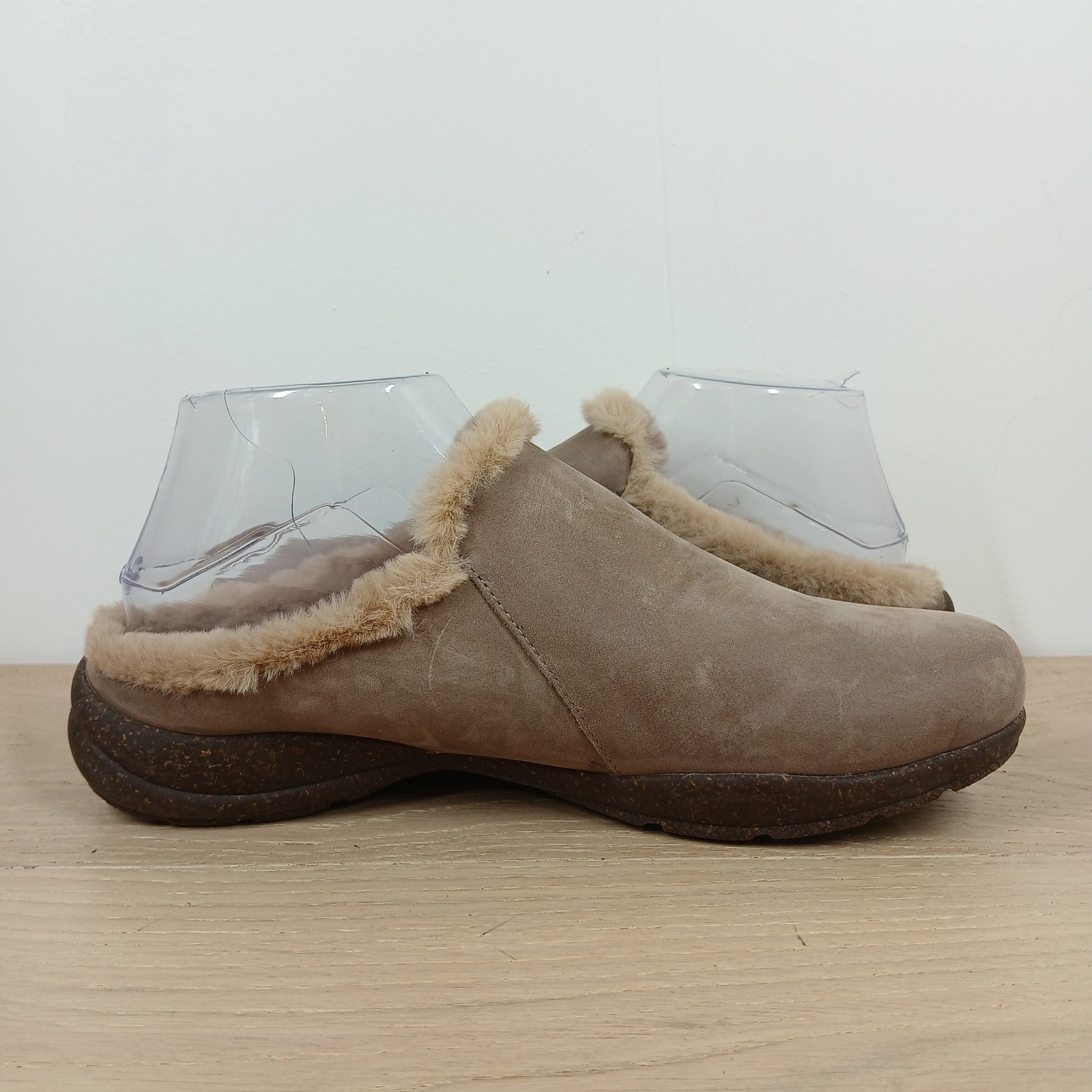 Clarks Clogs Womens 8.5W Beige Suede Faux Fur Lined Comfort Mules Slip On
