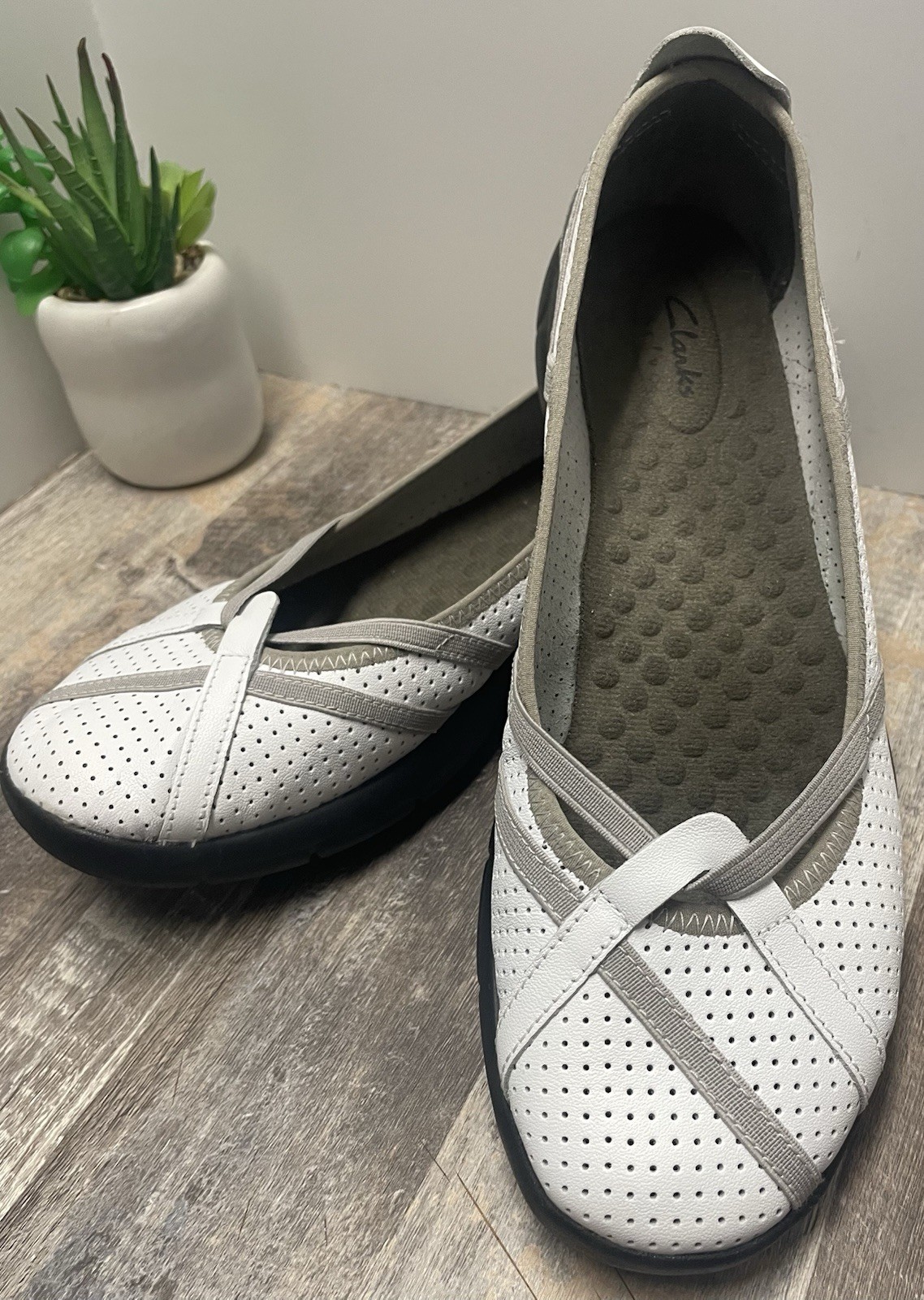 CLARK’S Privo P-Berry Ballet Flats White Leather Beige Accents Women’s Size 8.5