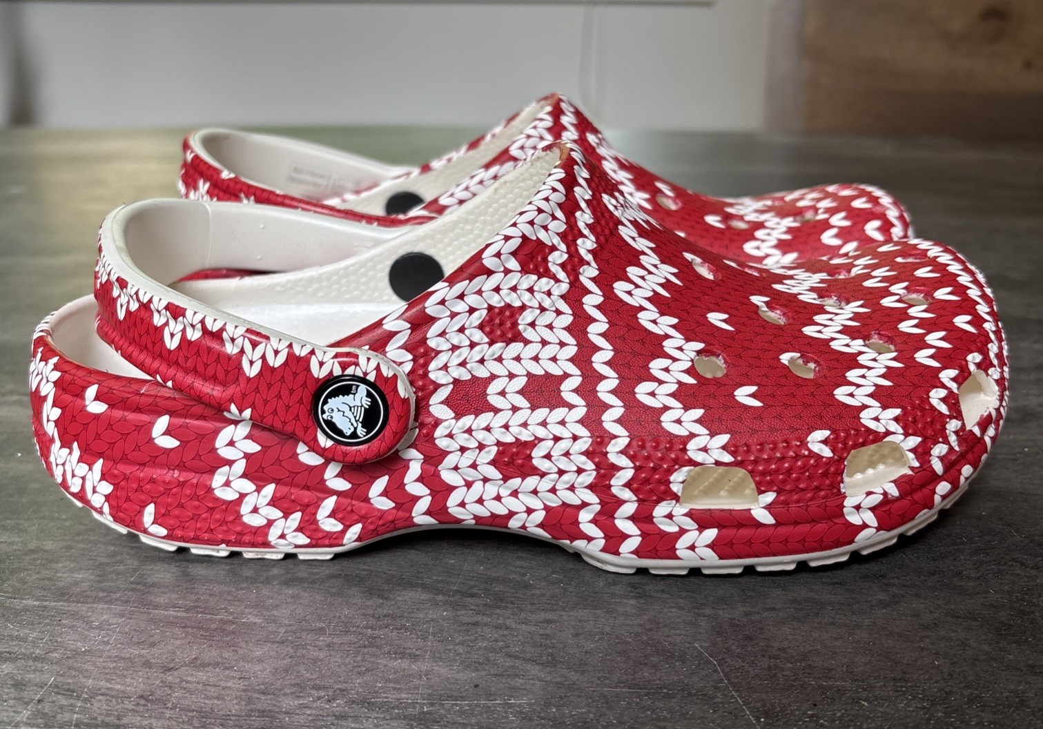 Crocs Graphic Classic Clogs Holiday Christmas Sweater Print Unisex Shoes W 7 M 5