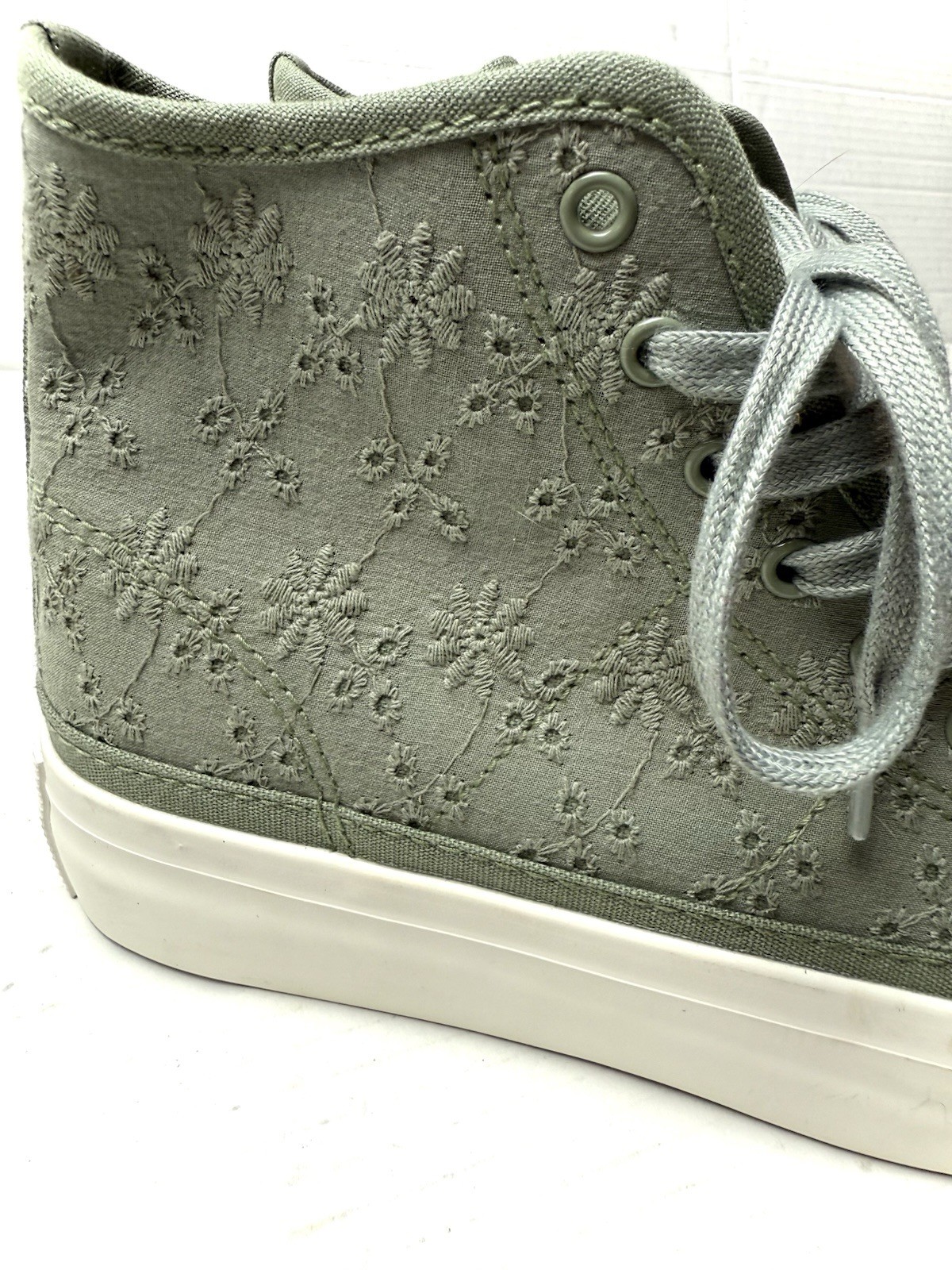 American Eagle Women’s 7 High-Top Platform Sneakers Green Crochet Boho Festival