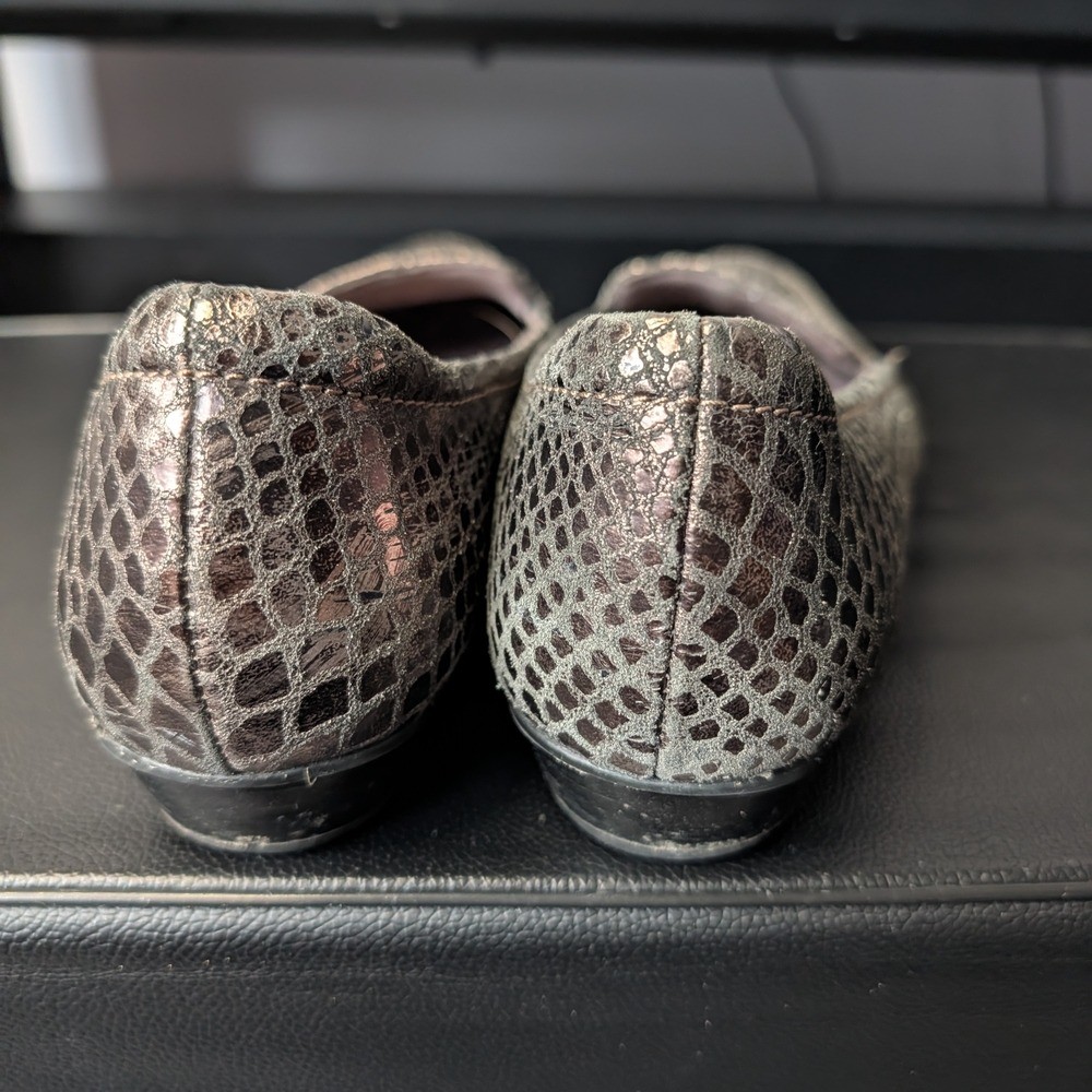 Clarks Women’s Size 9 M Leather Loafers Low Heel Comfort Shoes Snake Embossed