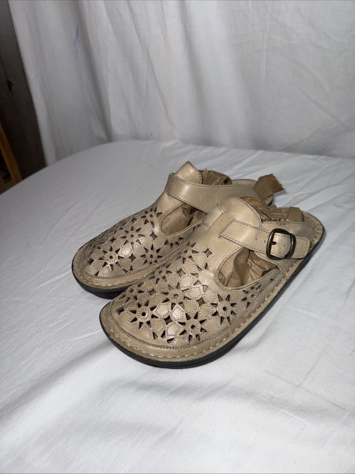Alegria Classic Women’s Clogs Sz 7 (37) Tan/ Beige Laser Cut Floral Slides EUC